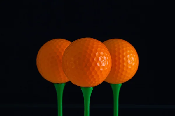 Palline da golf e tee verdi in legno — Foto Stock