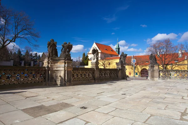 Geplaveide vierkant op de voorgrond van Loreta en Kapucijnen klooster - H — Stockfoto