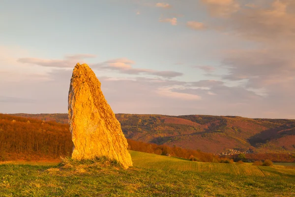 Menhir na colina ao pôr do sol na aldeia de Morinka — Fotografia de Stock