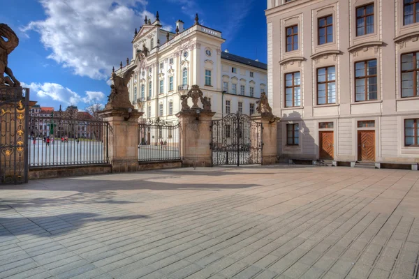 Syn på ärkebiskopens palats från första gården i Prag Ca — Stockfoto