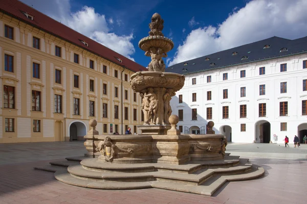 De tweede binnenplaats van het kasteel van Praag. — Stockfoto