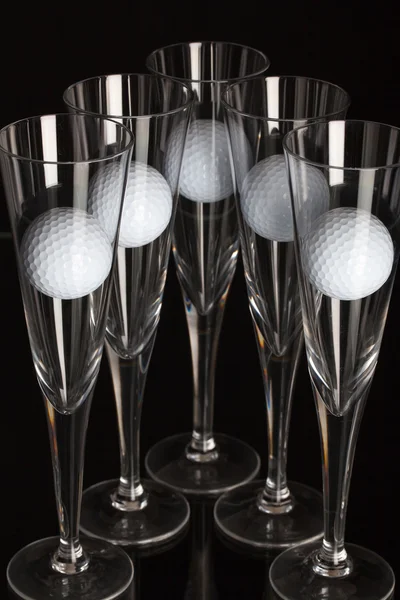 Fem glas champagne och vitt golfbollar — Stockfoto