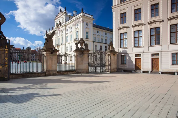 Blick auf den Erzbischöflichen Palast aus dem ersten Hof von Prag ca. — Stockfoto