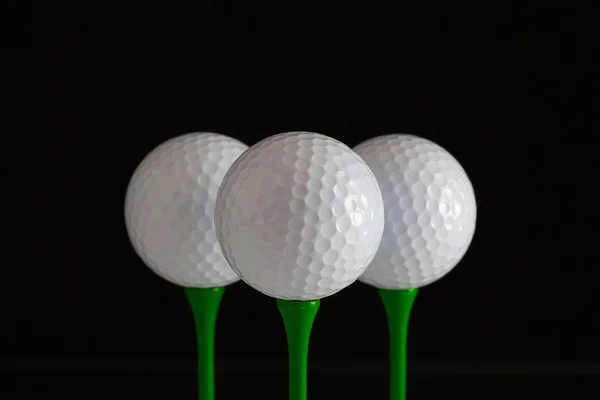 Bolas de golfe e camisetas de madeira verde — Fotografia de Stock