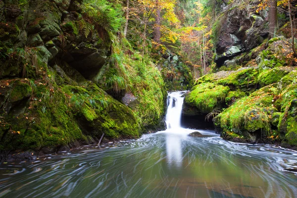 Doubravka řeka na podzim — Stock fotografie