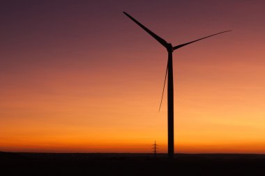 Windfarm günbatımı ve volkan toz ile gökyüzü