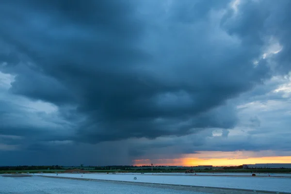 Erős vihar a naplemente előtt — Stock Fotó