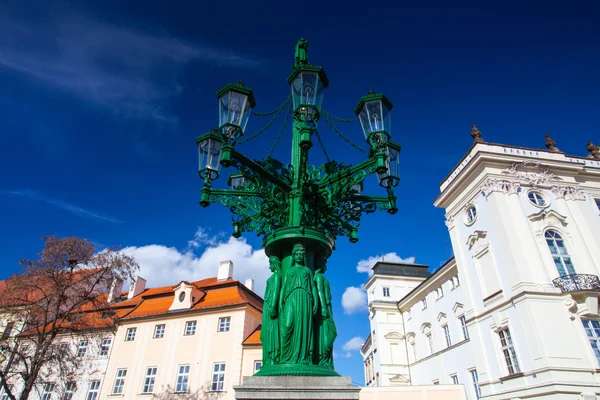 Lâmpada de rua histórica e Palácio do Arcebispo na Praça do Castelo — Fotografia de Stock