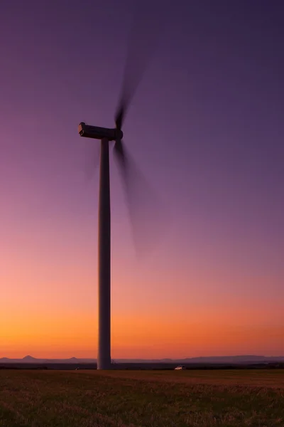 Vindkraftspark vid solnedgången och himlen med damm från vulkan — Stockfoto