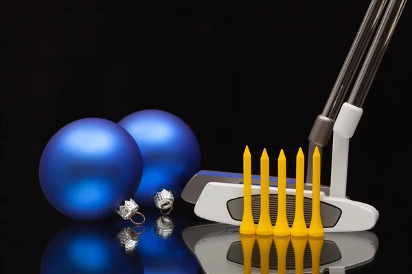 Kerstdecoratie en twee golf putters — Stockfoto