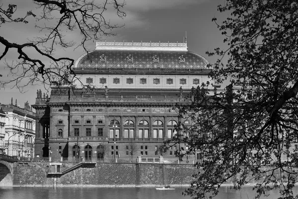 Вид на Национальный театр над рекой Влтавой . — стоковое фото