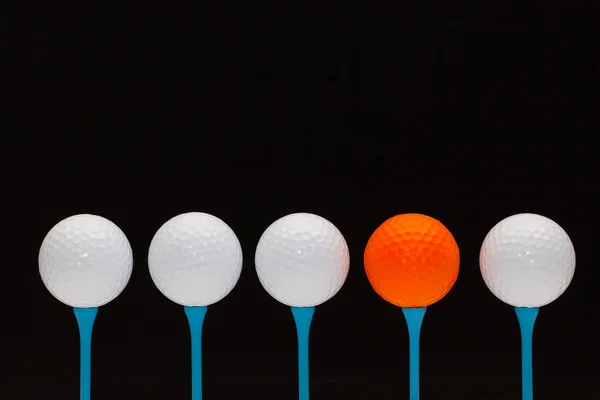 Golfbälle auf blauen Holzabschlägen — Stockfoto