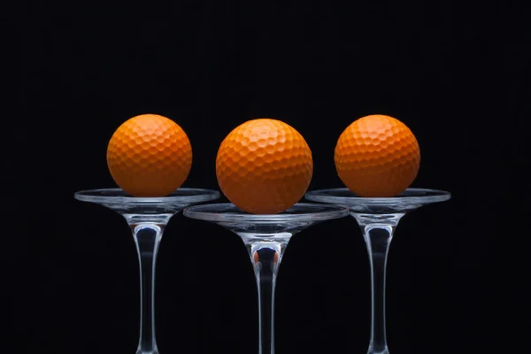 Tre glas champagne och golf bollar — Stockfoto