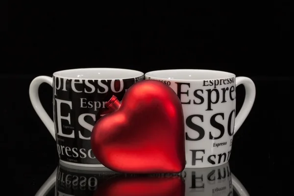 Två tomma Kaffekoppar och rött hjärta — Stockfoto