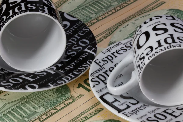 Twee lege koffie kopjes en ons dollar bankbiljetten — Stockfoto