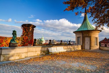 Prague Castle yakınındaki cennet bahçesinden görüntülemek.