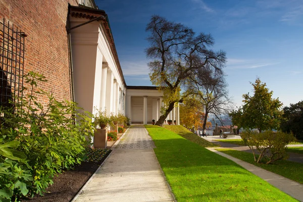 Paradis trädgård nära Pragborgen. — Stockfoto