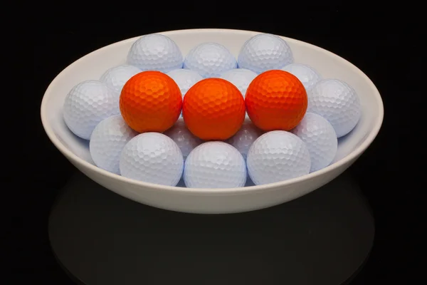 Taça de cerâmica branca cheia de bolas de golfe — Fotografia de Stock