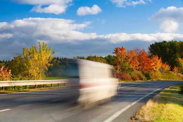 Voiture de vitesse sur une route à Krkonose montagne — Photo