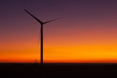 Windfarm günbatımı ve volkan toz ile gökyüzü