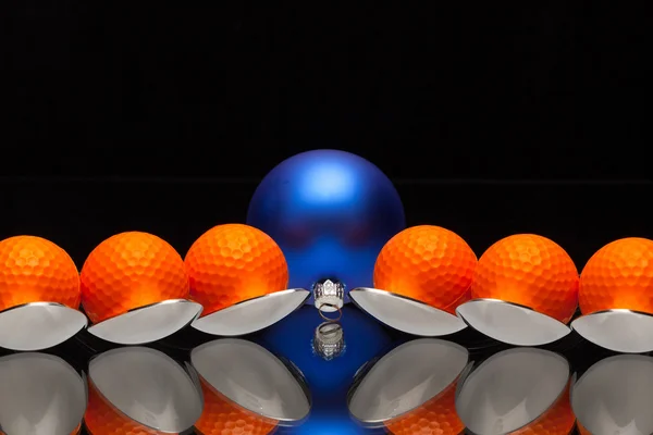 Decoración navideña azul, seis cucharas y pelotas de golf — Foto de Stock