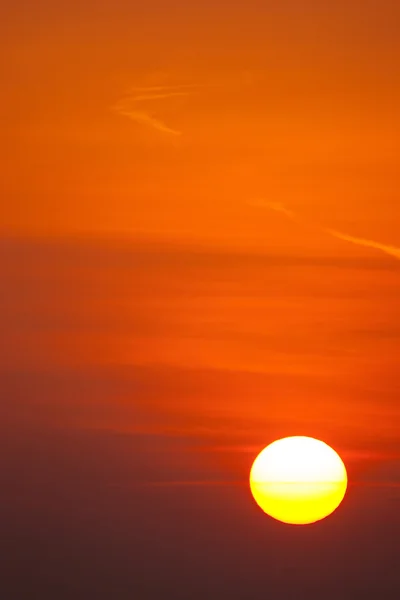 Dramatyczny zachód słońca na puste niebo — Zdjęcie stockowe