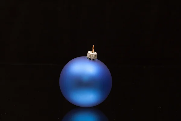 Decoração de Natal azul em uma mesa de vidro — Fotografia de Stock