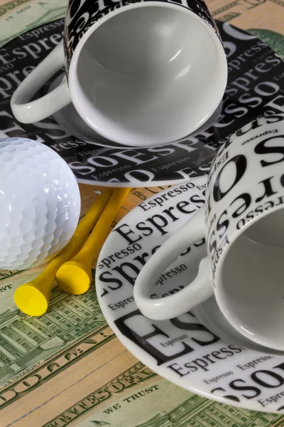 İki kahve fincanı boş ve aletleri golf — Stok fotoğraf