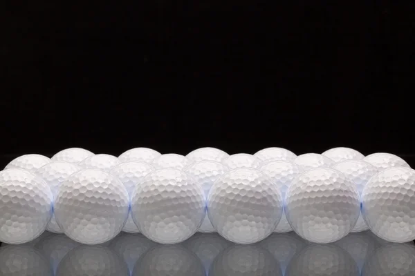 Bolas de golfe branco em uma mesa de vidro — Fotografia de Stock