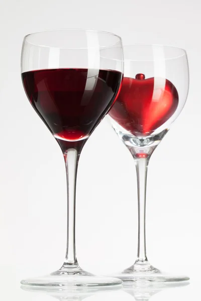 Wine glasses with red wine and heart — Stock Photo, Image