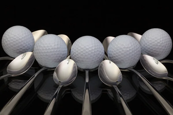 Мячи для гольфа и девять ложек — стоковое фото