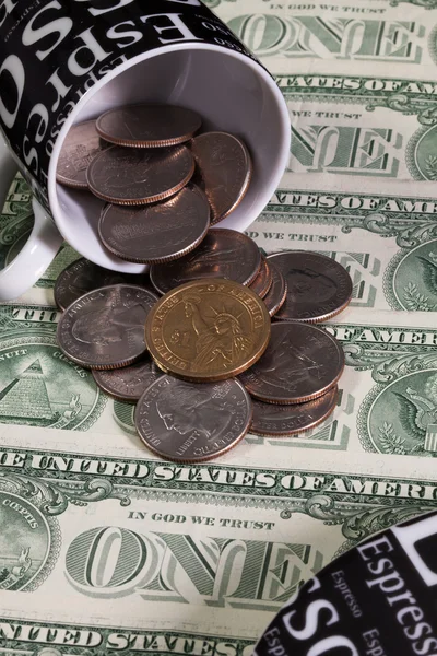 Одна чашка кофе и доллары США — стоковое фото
