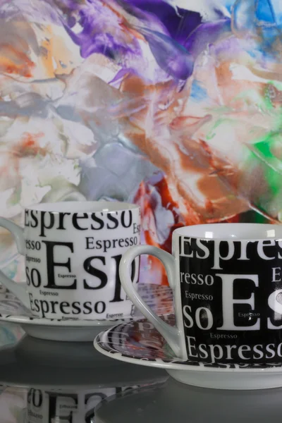 Twee lege koffie kopjes voor gekleurd papier — Stockfoto