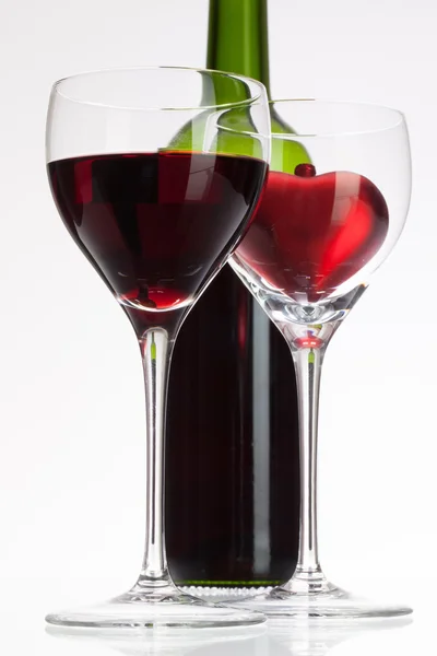 Copas de vino con vino tinto y corazón — Foto de Stock