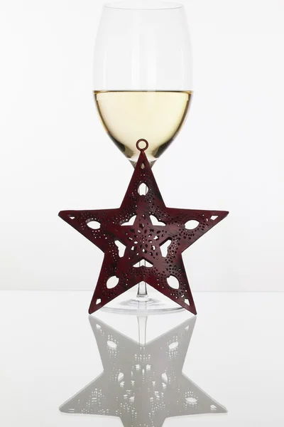 Vidro de vinho e decoração de Natal — Fotografia de Stock