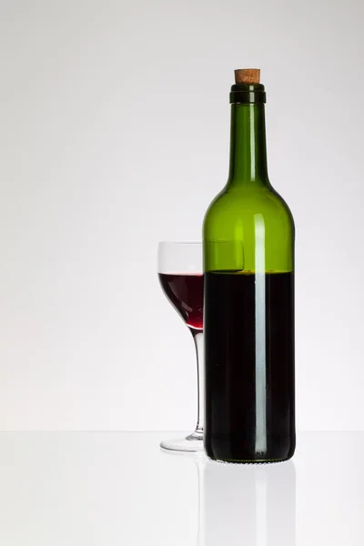 葡萄酒杯和瓶红酒 — 图库照片