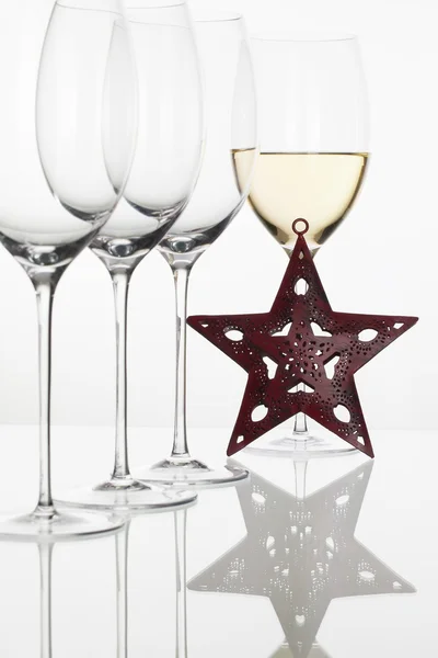 クリスマスの装飾の 4 つのワイングラス — ストック写真