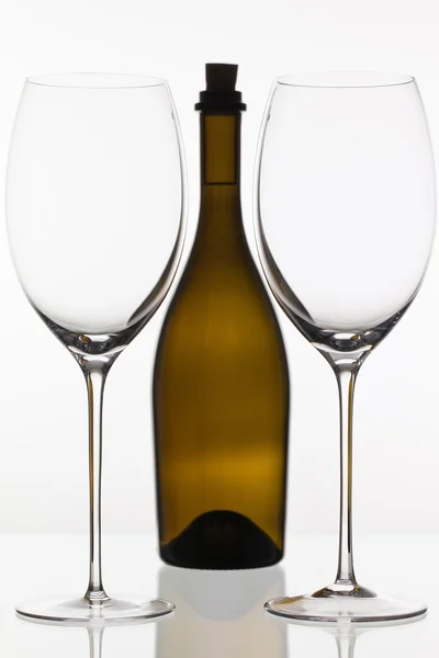 와인, 갈색 병의 두 빈 잔 — 스톡 사진