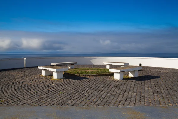 Picknickplatz auf der Klippe über dem Meer, Terceira — Stockfoto