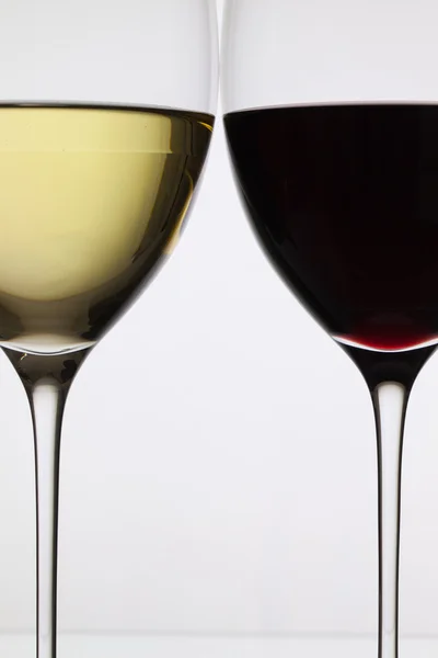 Vinglas med rött och vitt vin — Stockfoto