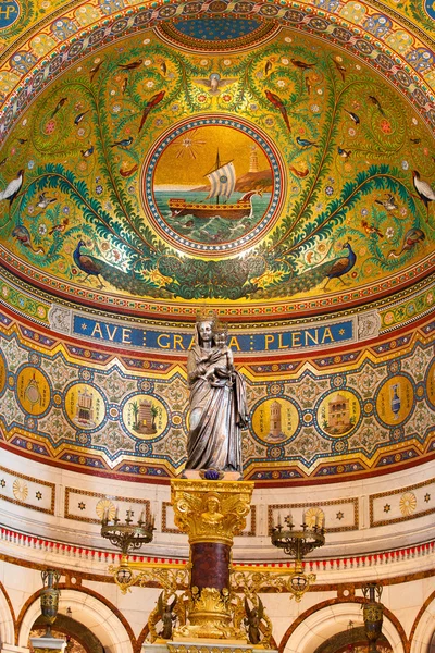 カトリック聖堂ノートルダム ド ラ ガルドのインテリア. — ストック写真