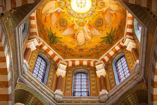 カトリック聖堂ノートルダム ド ラ ガルドのインテリア. — ストック写真