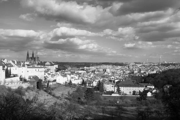 Prag panorama under våren - Visa från terrassen i strahov — Stockfoto