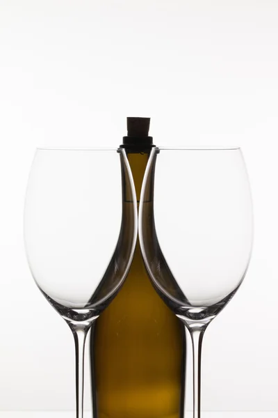 Due bicchieri vuoti di vino e bottiglia marrone — Foto Stock