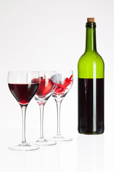 Weingläser mit Rotwein, Herz und Golfball — Stockfoto