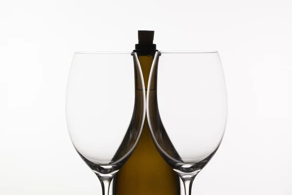 Deux verres vides de vin et bouteille brune — Photo