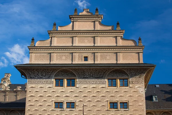 プラハ城の近くの有名なシュヴァルツェンベルク宮殿 — ストック写真