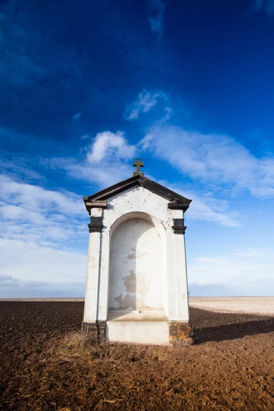 Een kleine kapel in het midden van de velden — Stockfoto