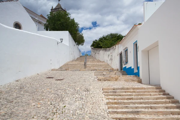Långa trappor till kyrkan santa maria do castelo, tavira, por — Stockfoto