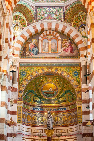 Interiören i katolsk basilika Notre Dame De La Garde. — Stockfoto